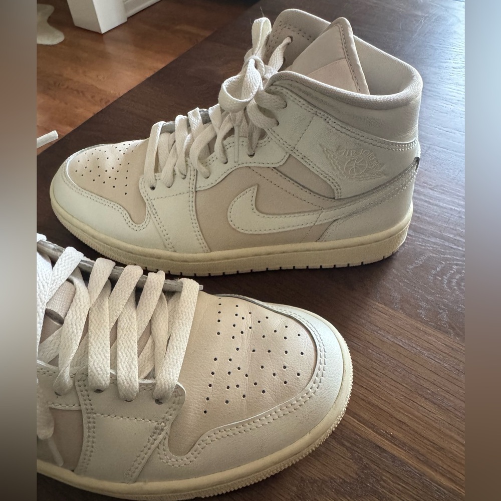 Nike Women’s JORDAN 1 MID 'LEGEND LIGHT BROWN'
Only worn 3 times inside